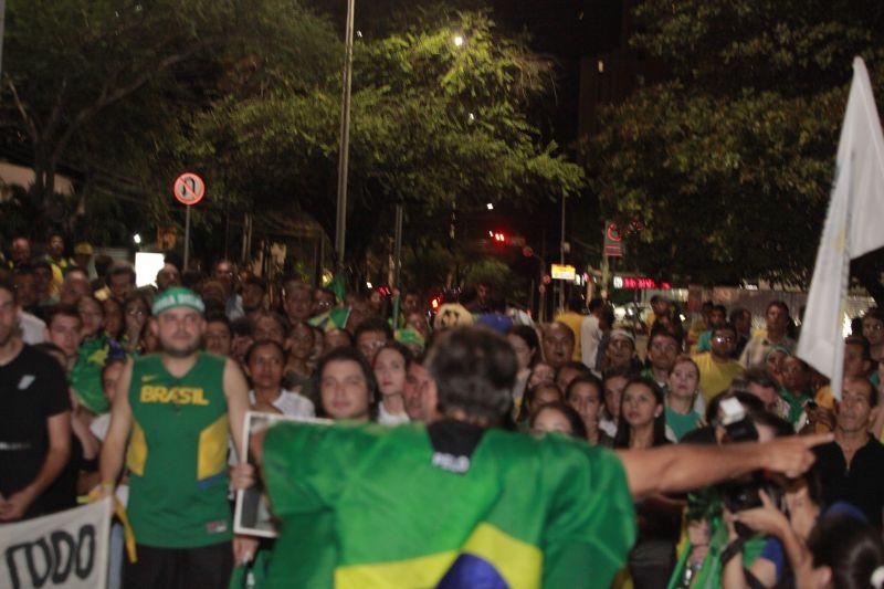 Em Fortaleza, manifestantes realizaram protesto na noite desta quinta-feira, 17. O ato pedia renncia da presidente Dilma Rousseff, sada do ex-presidente Lula e em apoio ao juiz Srgio Moro. Fotos: Tatiana Fortes/OPOVO e Jlio Caesar/Especial para O POVO