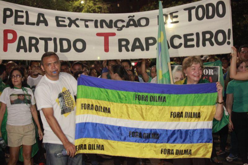 Em Fortaleza, manifestantes realizaram protesto na noite desta quinta-feira, 17. O ato pedia renncia da presidente Dilma Rousseff, sada do ex-presidente Lula e em apoio ao juiz Srgio Moro. Fotos: Tatiana Fortes/OPOVO e Jlio Caesar/Especial para O POVO