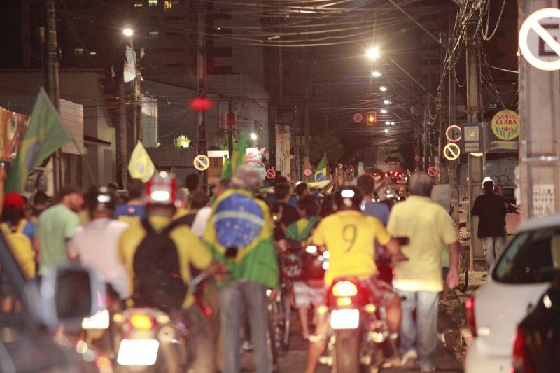 Em Fortaleza, manifestantes realizaram protesto na noite desta quinta-feira, 17. O ato pedia renncia da presidente Dilma Rousseff, sada do ex-presidente Lula e em apoio ao juiz Srgio Moro. Fotos: Tatiana Fortes/OPOVO e Jlio Caesar/Especial para O POVO