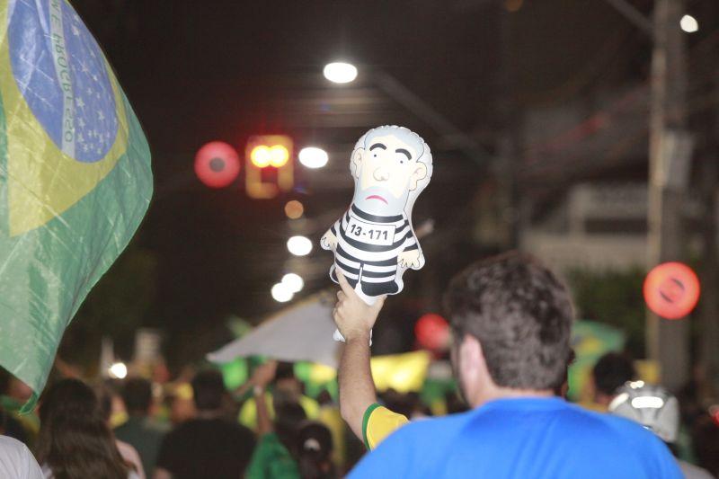 Em Fortaleza, manifestantes realizaram protesto na noite desta quinta-feira, 17. O ato pedia renncia da presidente Dilma Rousseff, sada do ex-presidente Lula e em apoio ao juiz Srgio Moro. Fotos: Tatiana Fortes/OPOVO e Jlio Caesar/Especial para O POVO