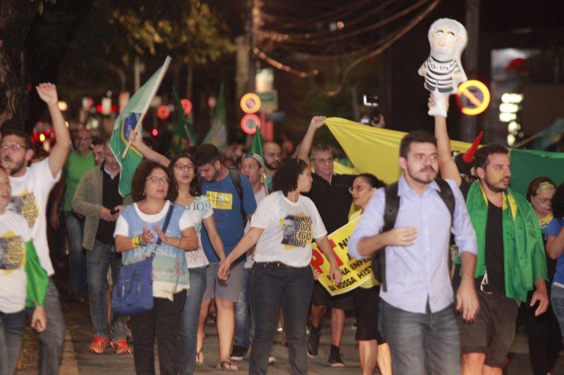 Em Fortaleza, manifestantes realizaram protesto na noite desta quinta-feira, 17. O ato pedia renncia da presidente Dilma Rousseff, sada do ex-presidente Lula e em apoio ao juiz Srgio Moro. Fotos: Tatiana Fortes/OPOVO e Jlio Caesar/Especial para O POVO