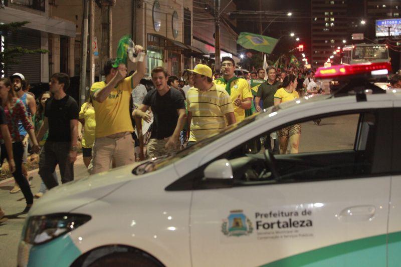 Em Fortaleza, manifestantes realizaram protesto na noite desta quinta-feira, 17. O ato pedia renncia da presidente Dilma Rousseff, sada do ex-presidente Lula e em apoio ao juiz Srgio Moro. Fotos: Tatiana Fortes/OPOVO e Jlio Caesar/Especial para O POVO