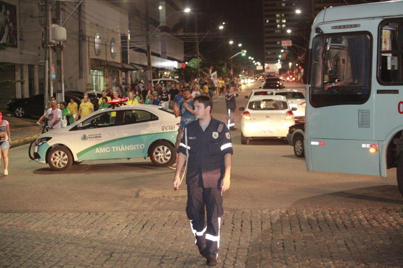 Em Fortaleza, manifestantes realizaram protesto na noite desta quinta-feira, 17. O ato pedia renncia da presidente Dilma Rousseff, sada do ex-presidente Lula e em apoio ao juiz Srgio Moro. Fotos: Tatiana Fortes/OPOVO e Jlio Caesar/Especial para O POVO