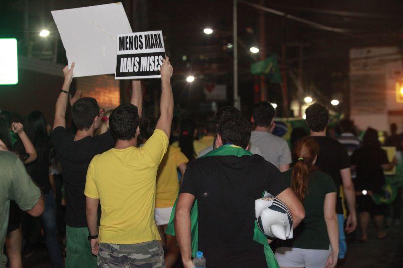 Em Fortaleza, manifestantes realizaram protesto na noite desta quinta-feira, 17. O ato pedia renncia da presidente Dilma Rousseff, sada do ex-presidente Lula e em apoio ao juiz Srgio Moro. Fotos: Tatiana Fortes/OPOVO e Jlio Caesar/Especial para O POVO