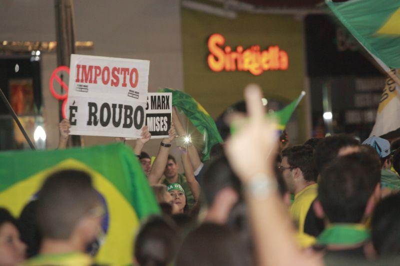 Em Fortaleza, manifestantes realizaram protesto na noite desta quinta-feira, 17. O ato pedia renncia da presidente Dilma Rousseff, sada do ex-presidente Lula e em apoio ao juiz Srgio Moro. Fotos: Tatiana Fortes/OPOVO e Jlio Caesar/Especial para O POVO