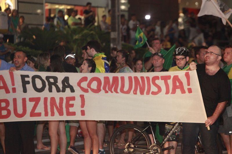 Em Fortaleza, manifestantes realizaram protesto na noite desta quinta-feira, 17. O ato pedia renncia da presidente Dilma Rousseff, sada do ex-presidente Lula e em apoio ao juiz Srgio Moro. Fotos: Tatiana Fortes/OPOVO e Jlio Caesar/Especial para O POVO