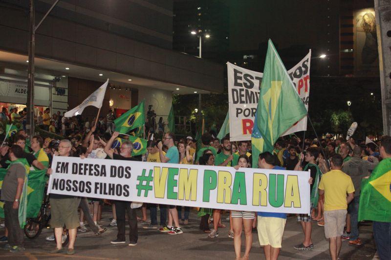 Em Fortaleza, manifestantes realizaram protesto na noite desta quinta-feira, 17. O ato pedia renncia da presidente Dilma Rousseff, sada do ex-presidente Lula e em apoio ao juiz Srgio Moro. Fotos: Tatiana Fortes/OPOVO e Jlio Caesar/Especial para O POVO