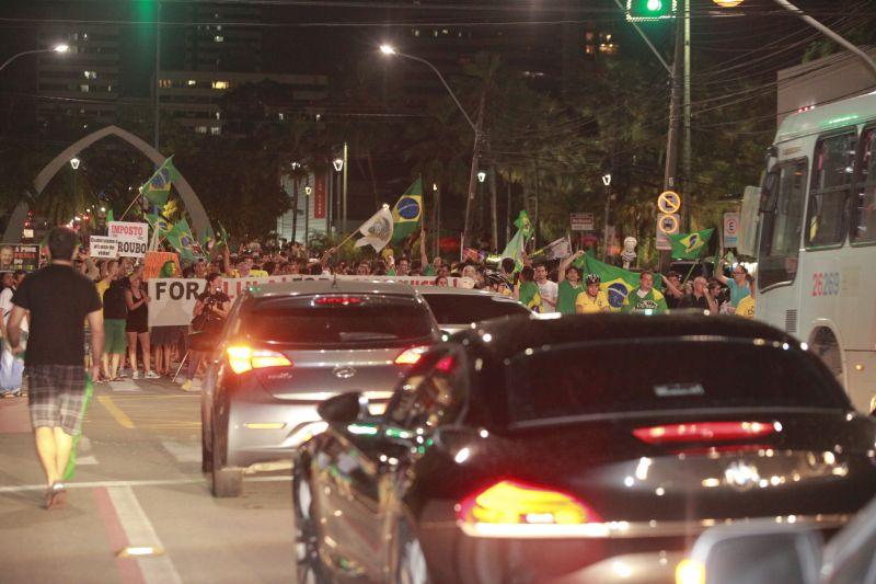 Em Fortaleza, manifestantes realizaram protesto na noite desta quinta-feira, 17. O ato pedia renncia da presidente Dilma Rousseff, sada do ex-presidente Lula e em apoio ao juiz Srgio Moro. Fotos: Tatiana Fortes/OPOVO e Jlio Caesar/Especial para O POVO