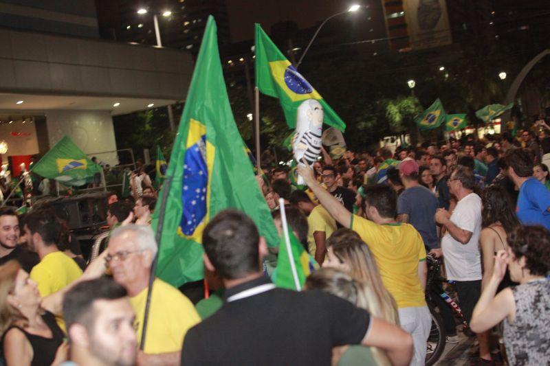 Em Fortaleza, manifestantes realizaram protesto na noite desta quinta-feira, 17. O ato pedia renncia da presidente Dilma Rousseff, sada do ex-presidente Lula e em apoio ao juiz Srgio Moro. Fotos: Tatiana Fortes/OPOVO e Jlio Caesar/Especial para O POVO