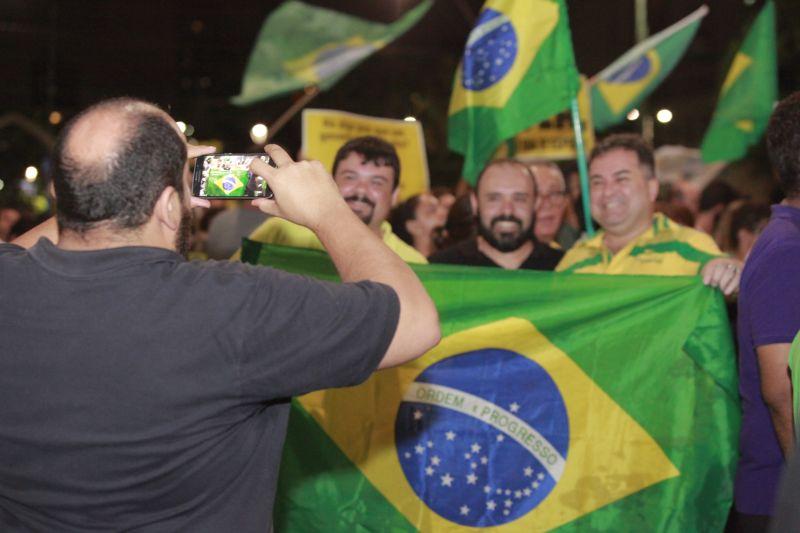 Em Fortaleza, manifestantes realizaram protesto na noite desta quinta-feira, 17. O ato pedia renncia da presidente Dilma Rousseff, sada do ex-presidente Lula e em apoio ao juiz Srgio Moro. Fotos: Tatiana Fortes/OPOVO e Jlio Caesar/Especial para O POVO