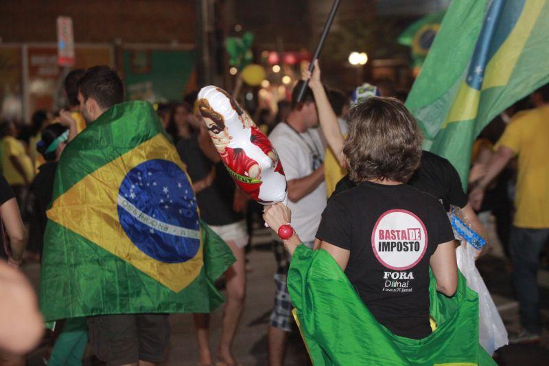 Em Fortaleza, manifestantes realizaram protesto na noite desta quinta-feira, 17. O ato pedia renncia da presidente Dilma Rousseff, sada do ex-presidente Lula e em apoio ao juiz Srgio Moro. Fotos: Tatiana Fortes/OPOVO e Jlio Caesar/Especial para O POVO