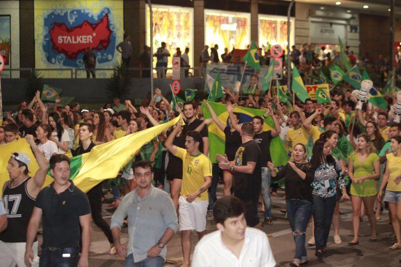 Em Fortaleza, manifestantes realizaram protesto na noite desta quinta-feira, 17. O ato pedia renncia da presidente Dilma Rousseff, sada do ex-presidente Lula e em apoio ao juiz Srgio Moro. Fotos: Tatiana Fortes/OPOVO e Jlio Caesar/Especial para O POVO