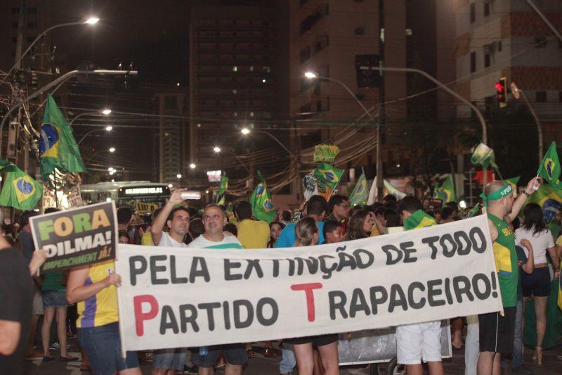 Em Fortaleza, manifestantes realizaram protesto na noite desta quinta-feira, 17. O ato pedia renncia da presidente Dilma Rousseff, sada do ex-presidente Lula e em apoio ao juiz Srgio Moro. Fotos: Tatiana Fortes/OPOVO e Jlio Caesar/Especial para O POVO