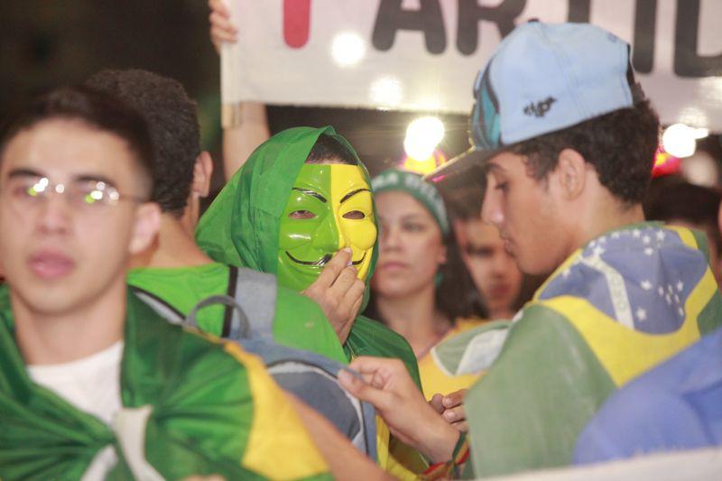 Em Fortaleza, manifestantes realizaram protesto na noite desta quinta-feira, 17. O ato pedia renncia da presidente Dilma Rousseff, sada do ex-presidente Lula e em apoio ao juiz Srgio Moro. Fotos: Tatiana Fortes/OPOVO e Jlio Caesar/Especial para O POVO