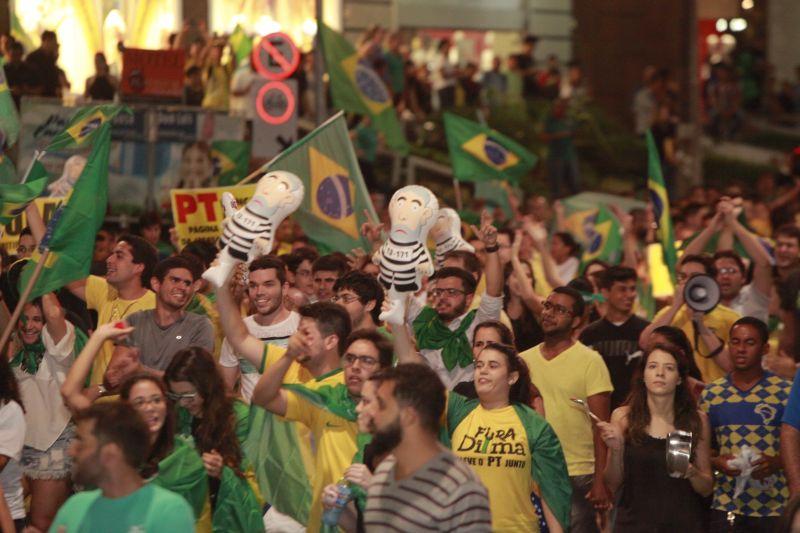 Em Fortaleza, manifestantes realizaram protesto na noite desta quinta-feira, 17. O ato pedia renncia da presidente Dilma Rousseff, sada do ex-presidente Lula e em apoio ao juiz Srgio Moro. Fotos: Tatiana Fortes/OPOVO e Jlio Caesar/Especial para O POVO