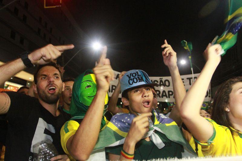 Em Fortaleza, manifestantes realizaram protesto na noite desta quinta-feira, 17. O ato pedia renncia da presidente Dilma Rousseff, sada do ex-presidente Lula e em apoio ao juiz Srgio Moro. Fotos: Tatiana Fortes/OPOVO e Jlio Caesar/Especial para O POVO