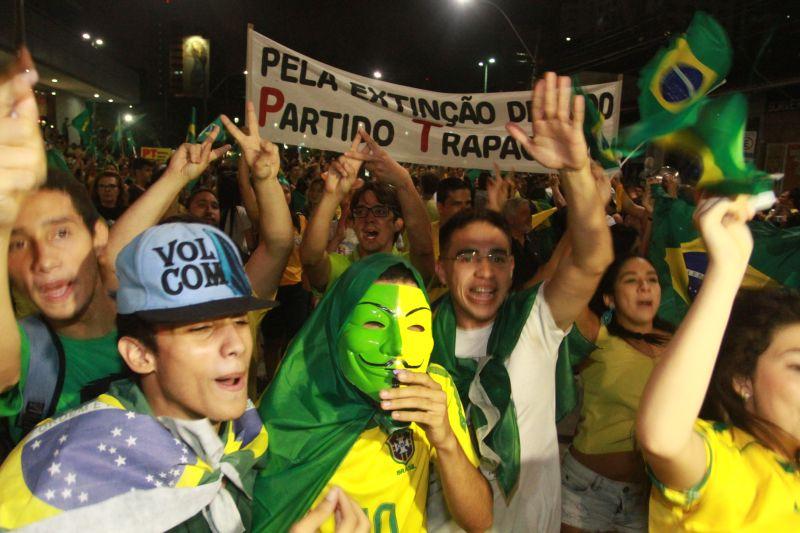 Em Fortaleza, manifestantes realizaram protesto na noite desta quinta-feira, 17. O ato pedia renncia da presidente Dilma Rousseff, sada do ex-presidente Lula e em apoio ao juiz Srgio Moro. Fotos: Tatiana Fortes/OPOVO e Jlio Caesar/Especial para O POVO