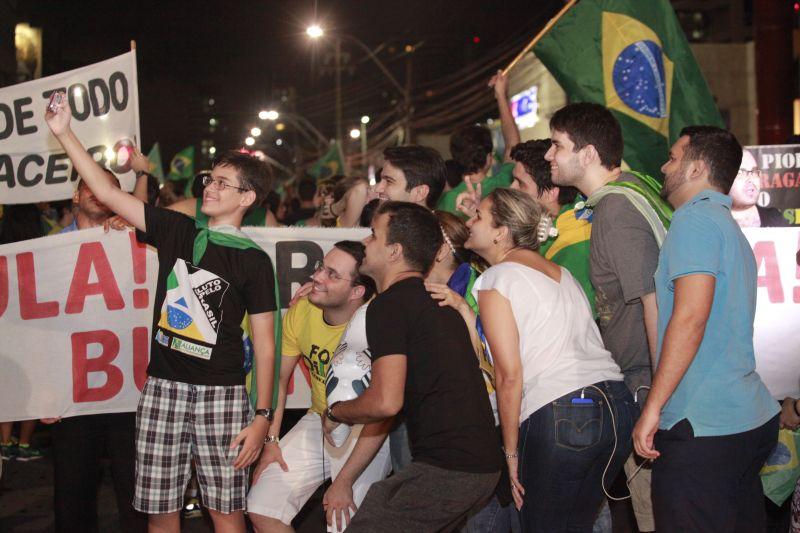 Em Fortaleza, manifestantes realizaram protesto na noite desta quinta-feira, 17. O ato pedia renncia da presidente Dilma Rousseff, sada do ex-presidente Lula e em apoio ao juiz Srgio Moro. Fotos: Tatiana Fortes/OPOVO e Jlio Caesar/Especial para O POVO