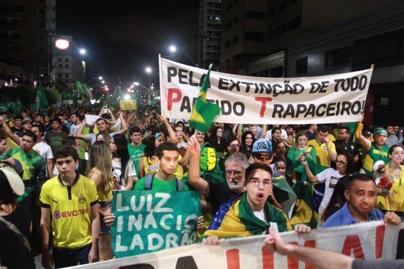 Em Fortaleza, manifestantes realizaram protesto na noite desta quinta-feira, 17. O ato pedia renncia da presidente Dilma Rousseff, sada do ex-presidente Lula e em apoio ao juiz Srgio Moro. Fotos: Tatiana Fortes/OPOVO e Jlio Caesar/Especial para O POVO