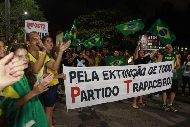 Em Fortaleza, manifestantes realizaram protesto na noite desta quinta-feira, 17. O ato pedia renncia da presidente Dilma Rousseff, sada do ex-presidente Lula e em apoio ao juiz Srgio Moro. Fotos: Tatiana Fortes/OPOVO e Jlio Caesar/Especial para O POVO