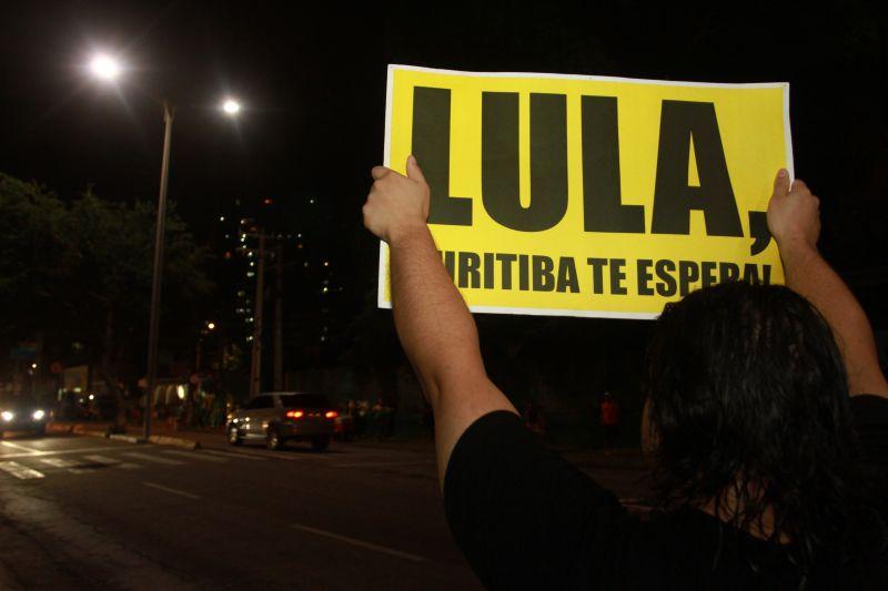 Em Fortaleza, manifestantes realizaram protesto na noite desta quinta-feira, 17. O ato pedia renncia da presidente Dilma Rousseff, sada do ex-presidente Lula e em apoio ao juiz Srgio Moro. Fotos: Tatiana Fortes/OPOVO e Jlio Caesar/Especial para O POVO