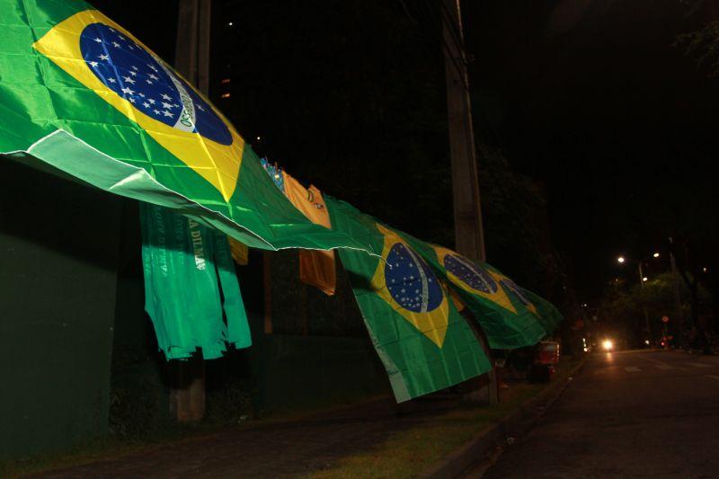 Em Fortaleza, manifestantes realizaram protesto na noite desta quinta-feira, 17. O ato pedia renncia da presidente Dilma Rousseff, sada do ex-presidente Lula e em apoio ao juiz Srgio Moro. Fotos: Tatiana Fortes/OPOVO e Jlio Caesar/Especial para O POVO