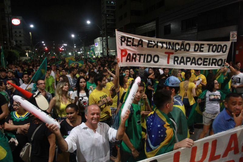 Em Fortaleza, manifestantes realizaram protesto na noite desta quinta-feira, 17. O ato pedia renncia da presidente Dilma Rousseff, sada do ex-presidente Lula e em apoio ao juiz Srgio Moro. Fotos: Tatiana Fortes/OPOVO e Jlio Caesar/Especial para O POVO