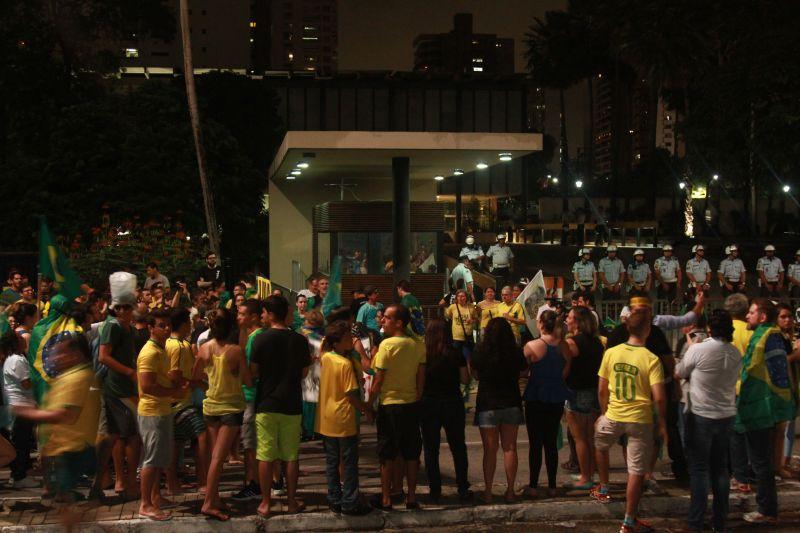 Em Fortaleza, manifestantes realizaram protesto na noite desta quinta-feira, 17. O ato pedia renncia da presidente Dilma Rousseff, sada do ex-presidente Lula e em apoio ao juiz Srgio Moro. Fotos: Tatiana Fortes/OPOVO e Jlio Caesar/Especial para O POVO