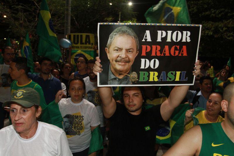 Em Fortaleza, manifestantes realizaram protesto na noite desta quinta-feira, 17. O ato pedia renncia da presidente Dilma Rousseff, sada do ex-presidente Lula e em apoio ao juiz Srgio Moro. Fotos: Tatiana Fortes/OPOVO e Jlio Caesar/Especial para O POVO