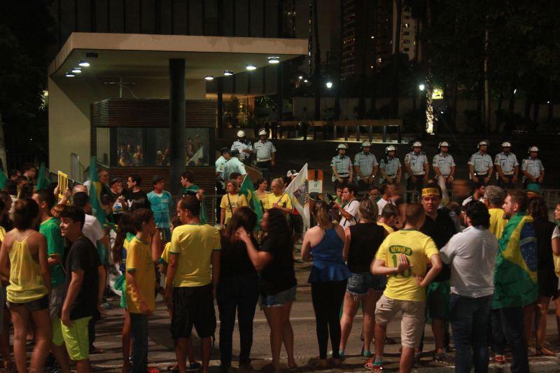 Em Fortaleza, manifestantes realizaram protesto na noite desta quinta-feira, 17. O ato pedia renncia da presidente Dilma Rousseff, sada do ex-presidente Lula e em apoio ao juiz Srgio Moro. Fotos: Tatiana Fortes/OPOVO e Jlio Caesar/Especial para O POVO