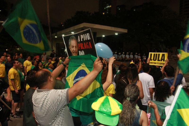 Em Fortaleza, manifestantes realizaram protesto na noite desta quinta-feira, 17. O ato pedia renncia da presidente Dilma Rousseff, sada do ex-presidente Lula e em apoio ao juiz Srgio Moro. Fotos: Tatiana Fortes/OPOVO e Jlio Caesar/Especial para O POVO