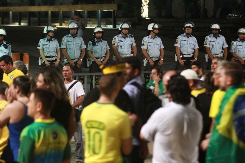 Em Fortaleza, manifestantes realizaram protesto na noite desta quinta-feira, 17. O ato pedia renncia da presidente Dilma Rousseff, sada do ex-presidente Lula e em apoio ao juiz Srgio Moro. Fotos: Tatiana Fortes/OPOVO e Jlio Caesar/Especial para O POVO