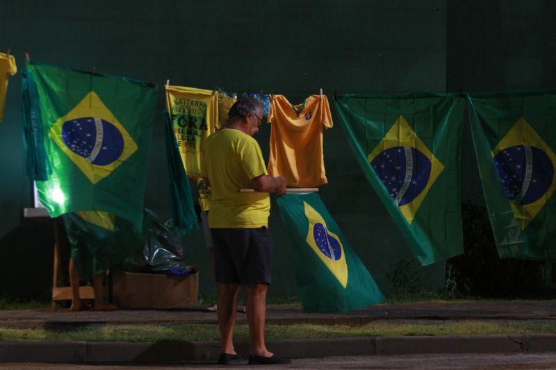 Em Fortaleza, manifestantes realizaram protesto na noite desta quinta-feira, 17. O ato pedia renncia da presidente Dilma Rousseff, sada do ex-presidente Lula e em apoio ao juiz Srgio Moro. Fotos: Tatiana Fortes/OPOVO e Jlio Caesar/Especial para O POVO