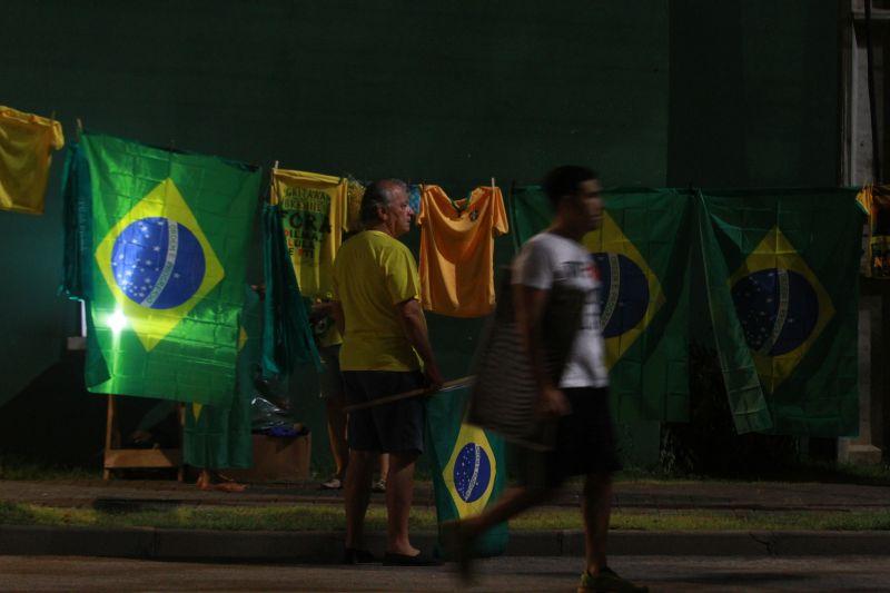 Em Fortaleza, manifestantes realizaram protesto na noite desta quinta-feira, 17. O ato pedia renncia da presidente Dilma Rousseff, sada do ex-presidente Lula e em apoio ao juiz Srgio Moro. Fotos: Tatiana Fortes/OPOVO e Jlio Caesar/Especial para O POVO