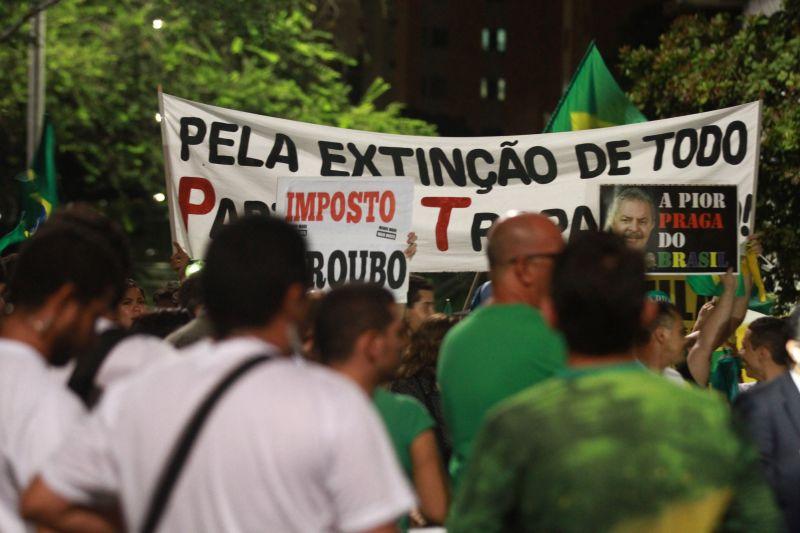 Em Fortaleza, manifestantes realizaram protesto na noite desta quinta-feira, 17. O ato pedia renncia da presidente Dilma Rousseff, sada do ex-presidente Lula e em apoio ao juiz Srgio Moro. Fotos: Tatiana Fortes/OPOVO e Jlio Caesar/Especial para O POVO