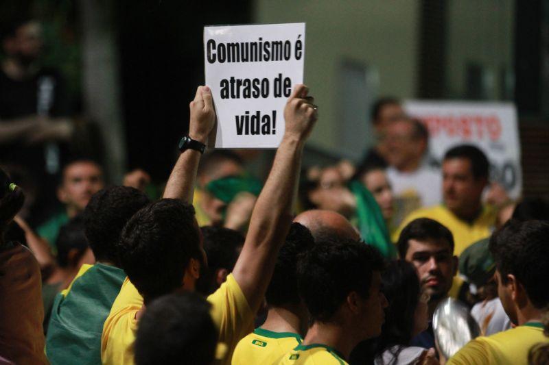 Em Fortaleza, manifestantes realizaram protesto na noite desta quinta-feira, 17. O ato pedia renncia da presidente Dilma Rousseff, sada do ex-presidente Lula e em apoio ao juiz Srgio Moro. Fotos: Tatiana Fortes/OPOVO e Jlio Caesar/Especial para O POVO