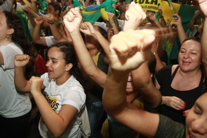 Em Fortaleza, manifestantes realizaram protesto na noite desta quinta-feira, 17. O ato pedia renncia da presidente Dilma Rousseff, sada do ex-presidente Lula e em apoio ao juiz Srgio Moro. Fotos: Tatiana Fortes/OPOVO e Jlio Caesar/Especial para O POVO