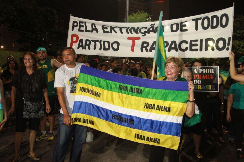 Em Fortaleza, manifestantes realizaram protesto na noite desta quinta-feira, 17. O ato pedia renncia da presidente Dilma Rousseff, sada do ex-presidente Lula e em apoio ao juiz Srgio Moro. Fotos: Tatiana Fortes/OPOVO e Jlio Caesar/Especial para O POVO