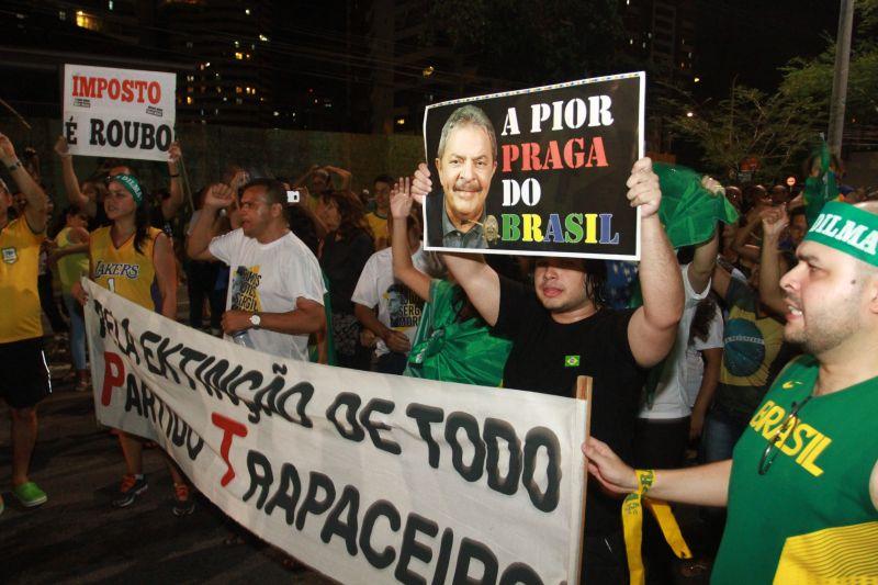 Em Fortaleza, manifestantes realizaram protesto na noite desta quinta-feira, 17. O ato pedia renncia da presidente Dilma Rousseff, sada do ex-presidente Lula e em apoio ao juiz Srgio Moro. Fotos: Tatiana Fortes/OPOVO e Jlio Caesar/Especial para O POVO