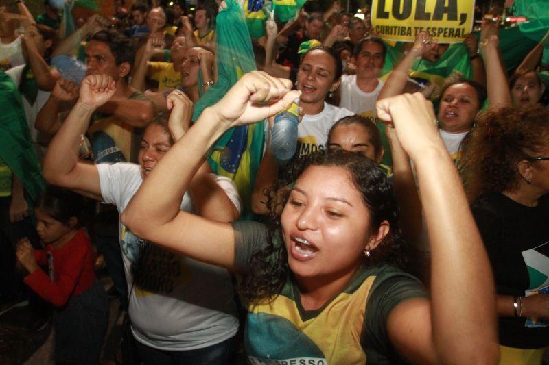 Em Fortaleza, manifestantes realizaram protesto na noite desta quinta-feira, 17. O ato pedia renncia da presidente Dilma Rousseff, sada do ex-presidente Lula e em apoio ao juiz Srgio Moro. Fotos: Tatiana Fortes/OPOVO e Jlio Caesar/Especial para O POVO