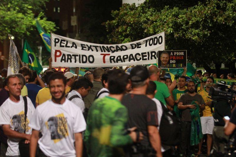 Em Fortaleza, manifestantes realizaram protesto na noite desta quinta-feira, 17. O ato pedia renncia da presidente Dilma Rousseff, sada do ex-presidente Lula e em apoio ao juiz Srgio Moro. Fotos: Tatiana Fortes/OPOVO e Jlio Caesar/Especial para O POVO