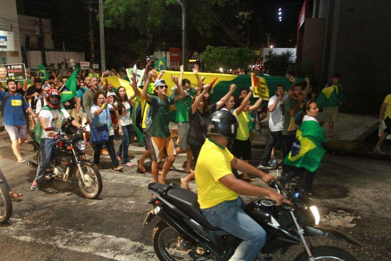 Em Fortaleza, manifestantes realizaram protesto na noite desta quinta-feira, 17. O ato pedia renncia da presidente Dilma Rousseff, sada do ex-presidente Lula e em apoio ao juiz Srgio Moro. Fotos: Tatiana Fortes/OPOVO e Jlio Caesar/Especial para O POVO