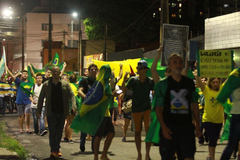 Em Fortaleza, manifestantes realizaram protesto na noite desta quinta-feira, 17. O ato pedia renncia da presidente Dilma Rousseff, sada do ex-presidente Lula e em apoio ao juiz Srgio Moro. Fotos: Tatiana Fortes/OPOVO e Jlio Caesar/Especial para O POVO