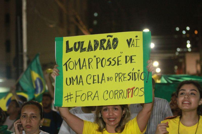 Em Fortaleza, manifestantes realizaram protesto na noite desta quinta-feira, 17. O ato pedia renncia da presidente Dilma Rousseff, sada do ex-presidente Lula e em apoio ao juiz Srgio Moro. Fotos: Tatiana Fortes/OPOVO e Jlio Caesar/Especial para O POVO