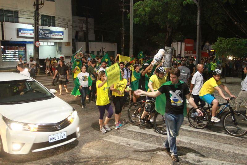 Em Fortaleza, manifestantes realizaram protesto na noite desta quinta-feira, 17. O ato pedia renncia da presidente Dilma Rousseff, sada do ex-presidente Lula e em apoio ao juiz Srgio Moro. Fotos: Tatiana Fortes/OPOVO e Jlio Caesar/Especial para O POVO