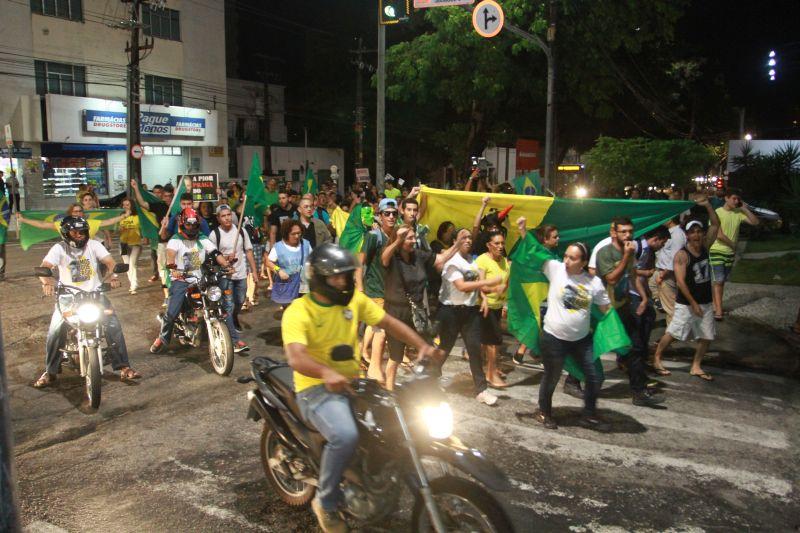 Em Fortaleza, manifestantes realizaram protesto na noite desta quinta-feira, 17. O ato pedia renncia da presidente Dilma Rousseff, sada do ex-presidente Lula e em apoio ao juiz Srgio Moro. Fotos: Tatiana Fortes/OPOVO e Jlio Caesar/Especial para O POVO