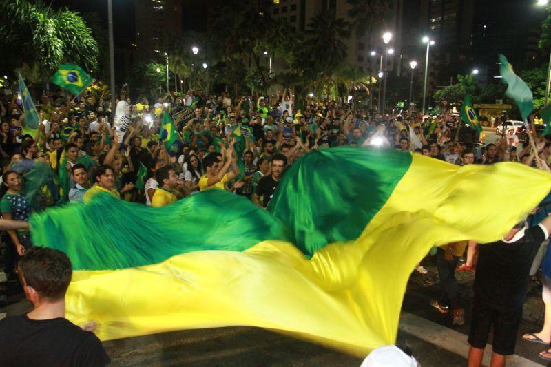 Em Fortaleza, manifestantes realizaram protesto na noite desta quinta-feira, 17. O ato pedia renncia da presidente Dilma Rousseff, sada do ex-presidente Lula e em apoio ao juiz Srgio Moro. Fotos: Tatiana Fortes/OPOVO e Jlio Caesar/Especial para O POVO