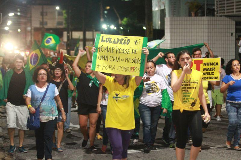 Em Fortaleza, manifestantes realizaram protesto na noite desta quinta-feira, 17. O ato pedia renncia da presidente Dilma Rousseff, sada do ex-presidente Lula e em apoio ao juiz Srgio Moro. Fotos: Tatiana Fortes/OPOVO e Jlio Caesar/Especial para O POVO