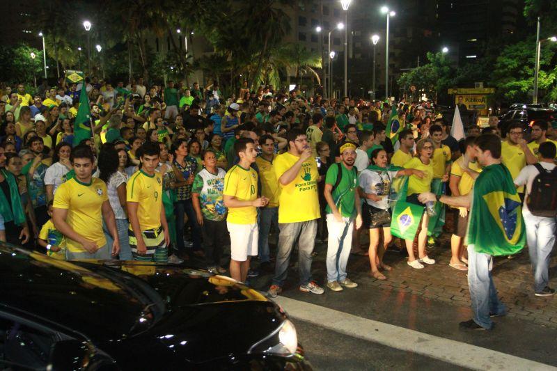 Em Fortaleza, manifestantes realizaram protesto na noite desta quinta-feira, 17. O ato pedia renncia da presidente Dilma Rousseff, sada do ex-presidente Lula e em apoio ao juiz Srgio Moro. Fotos: Tatiana Fortes/OPOVO e Jlio Caesar/Especial para O POVO