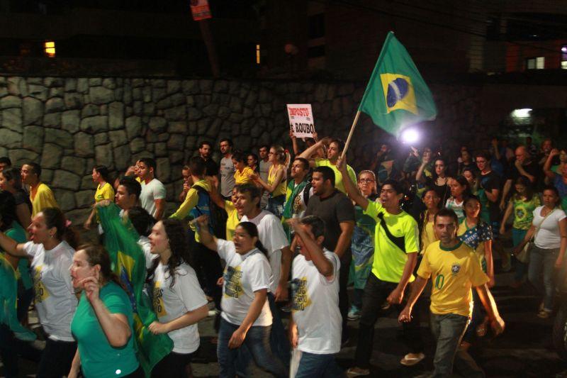 Em Fortaleza, manifestantes realizaram protesto na noite desta quinta-feira, 17. O ato pedia renncia da presidente Dilma Rousseff, sada do ex-presidente Lula e em apoio ao juiz Srgio Moro. Fotos: Tatiana Fortes/OPOVO e Jlio Caesar/Especial para O POVO